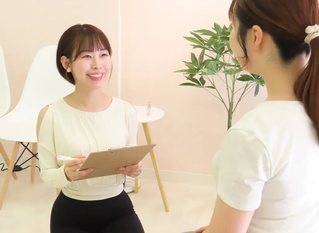お客様と向き合いながらカウンセリングを行うI Bloom代表 道見 琴